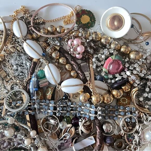 1.5 lb Vintage Craft Junk Jewelry Lot - Picture 9 of 9